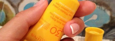 Незаменимые средства для защиты лица и кожи вокруг глаз от солнца - Bioderma Photoderm AKN Mat SPF 30 и Clarins Sunscreen for Eyes Wrinkle Control Cream SPF 30