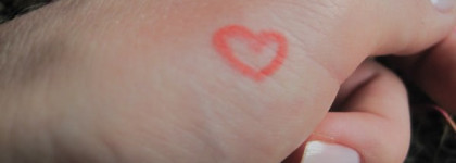 Яркие красавцы от Mac: Блеск для губ LipGlass Impassioned A12 и карандашик Lasting Sensation Lip Pencil A-21