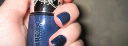 Лак Сatrice из коллекции Cruise Couture Ultimate Nail Laqcuer C05 Nautica и знаменитый Essence №78 Blue Addicted