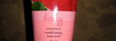Avon Naturals Moisturising Body Scrub - Strawberry
