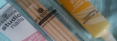 С маникюром нам поможет Essence