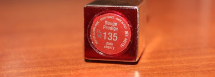 Вишенка Clarins Rouge Prodige Lipstick #135 Dark Cherry