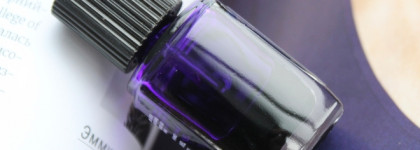 Цвет ирисов вместе с Chanel Le Vernis Nail Gloss #683 Sunrise Trip