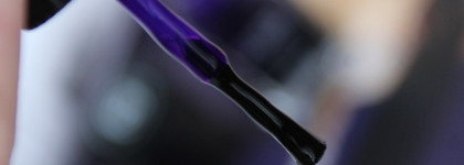 Цвет ирисов вместе с Chanel Le Vernis Nail Gloss #683 Sunrise Trip