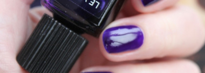 Цвет ирисов вместе с Chanel Le Vernis Nail Gloss #683 Sunrise Trip