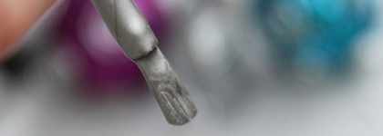 Капризная фольга на ногтях вместе с лаком для ногтей Dior Le Vernis #001 Miroir