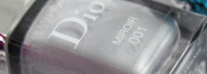 Капризная фольга на ногтях вместе с лаком для ногтей Dior Le Vernis #001 Miroir