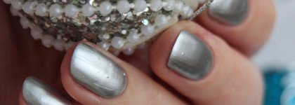 Капризная фольга на ногтях вместе с лаком для ногтей Dior Le Vernis #001 Miroir