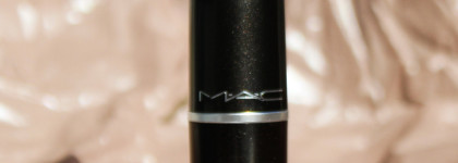 Добавляю яркости в образ вместе с помадой MAC Satin Lipstick в оттенке Rebel