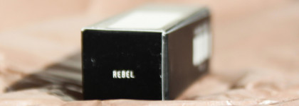 Добавляю яркости в образ вместе с помадой MAC Satin Lipstick в оттенке Rebel