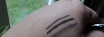 Avon 24K Gold Eye Liner в оттенке Golden Black / Карандаш для глаз «24 карата золота». Карандаш, который не подошел никому