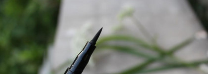 Карандаш-подводка Essence Eyeliner pen Waterproof. Принадлежности для бассейна