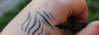 Карандаш-подводка Essence Eyeliner pen Waterproof. Принадлежности для бассейна