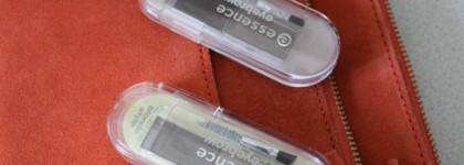 Essence Eyebrow Stylist set Набор для бровей компактный в двух оттенках №01 Natural brunette style и №02 Natural blonde style