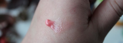 Essence Glossy kiss lipbalm 02 Raspberry kiss