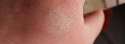 Essence Colour Correcting liquid concealer Anti redness 30 pastel green