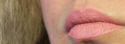 Essence Matt matt matt longlasting lipgloss Блеск для губ в оттенке №01 La vie est belle