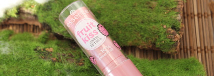 Маленькая, но очень симпатичная штучка - Essence Fruit kiss Caring lip balm 01 Raspberry Dream