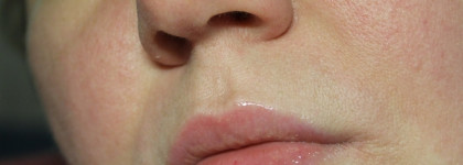 Yllozure Блеск-масло для губ сверкающий уход в оттенке 2