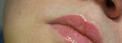 Essence Ginseng Lip Oil with plumping effect в оттенке 02 energy booster