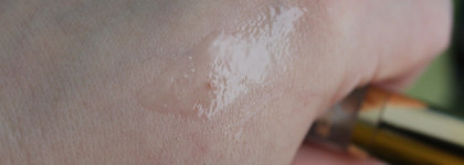 Essence Ginseng Lip Oil with plumping effect в оттенке 02 energy booster