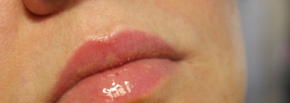 Essence Ginseng Lip Oil with plumping effect в оттенке 02 energy booster