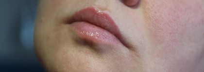 Essence - бальзам и масло Essence The Super Balm 01 Balmazing! и Essence Hydra Kiss Lip Oil 01 Kiss From A Rose