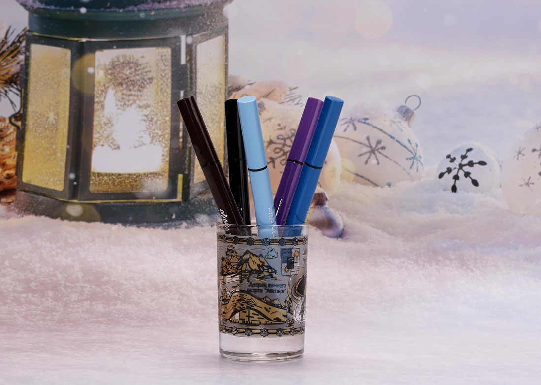 Где-то потерялась изумрудная, всего 6 оттенков должно быть.