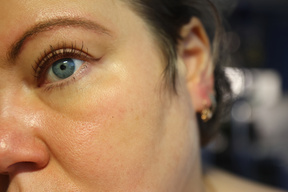 На уши не наносила, в основном по центру лица, а на края - что попало.