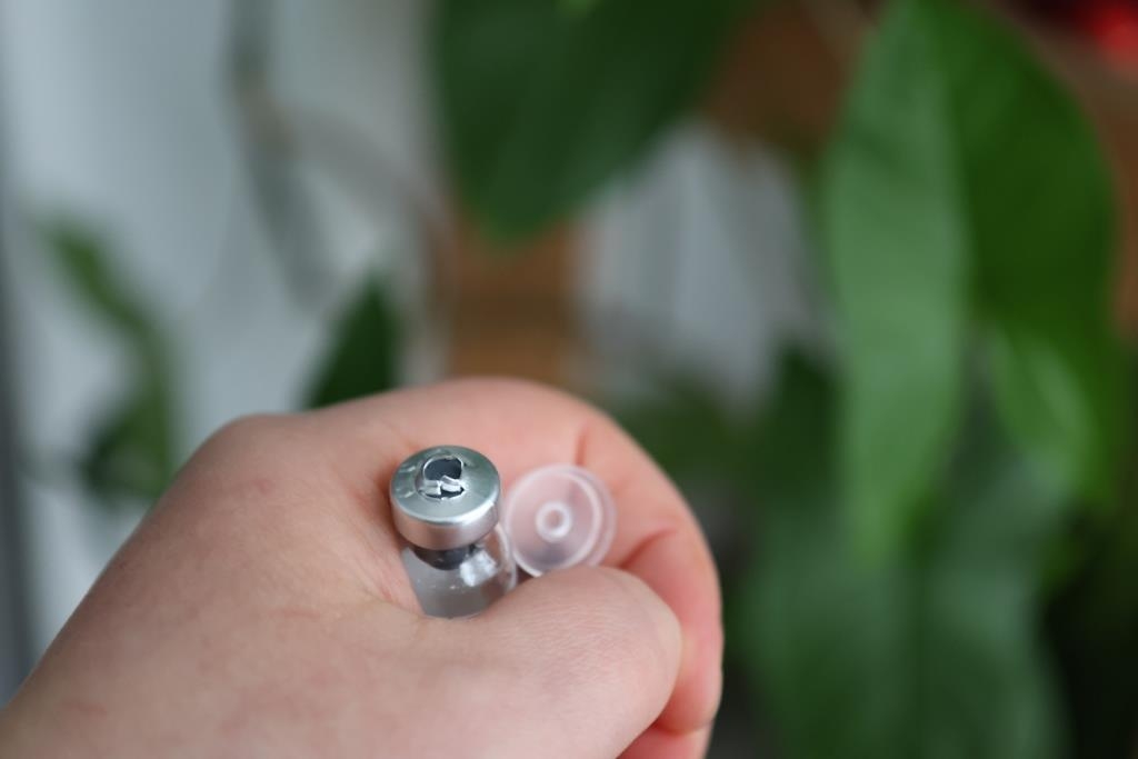 Вот тут слева на металле стрелочки