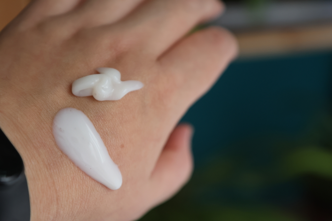 Слева шампунь, справа кондиционер