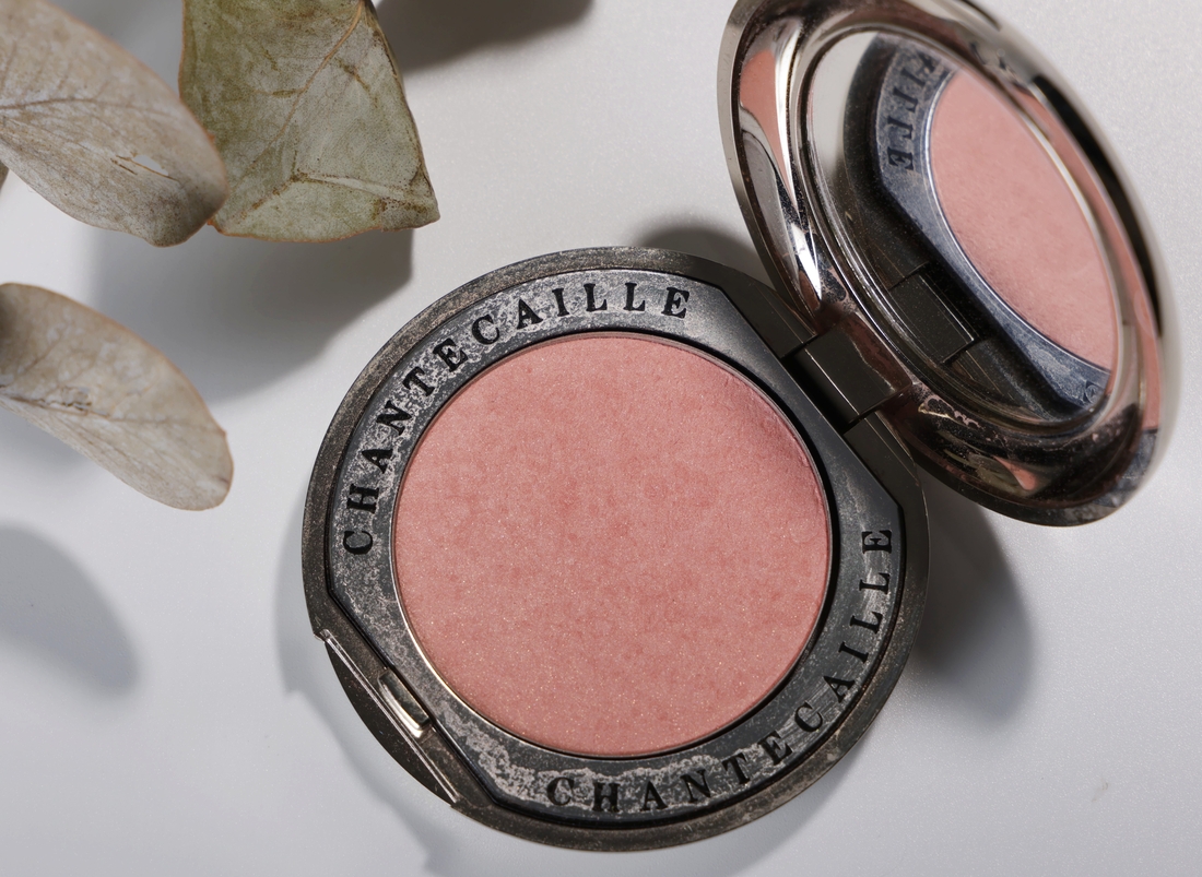 Некрасиво получилось, здесь футляр запачкан, но вообще он легко чистится ватной палочкой с мицелляркой. Не понимаю, почему не вычистила перед съемкой. Простите.