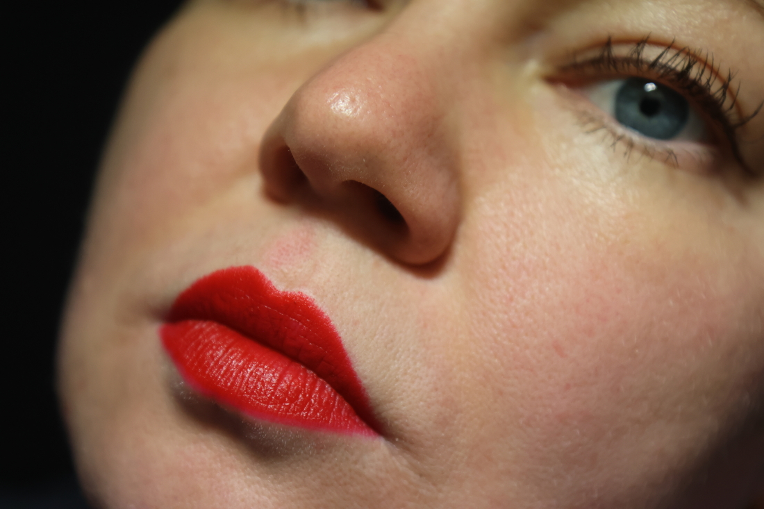 Мне кажется, тепловатая помада даже с глазами в нейтральной покраске тушь+ подводка не сочетается.