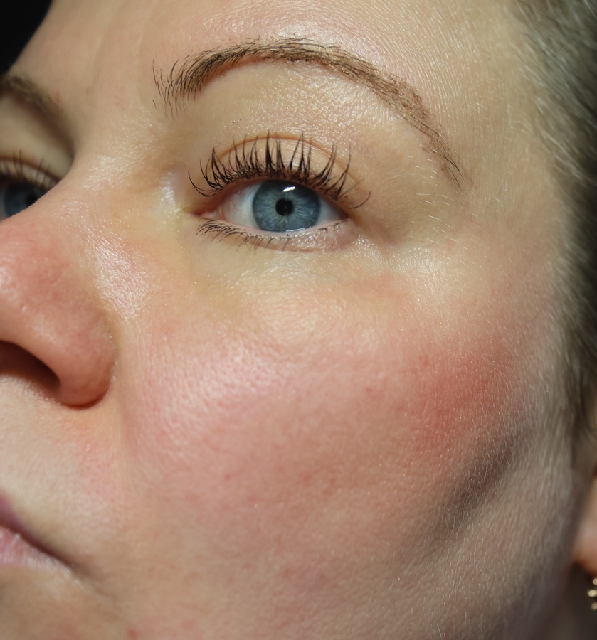 Нанесено плотнее на скулы