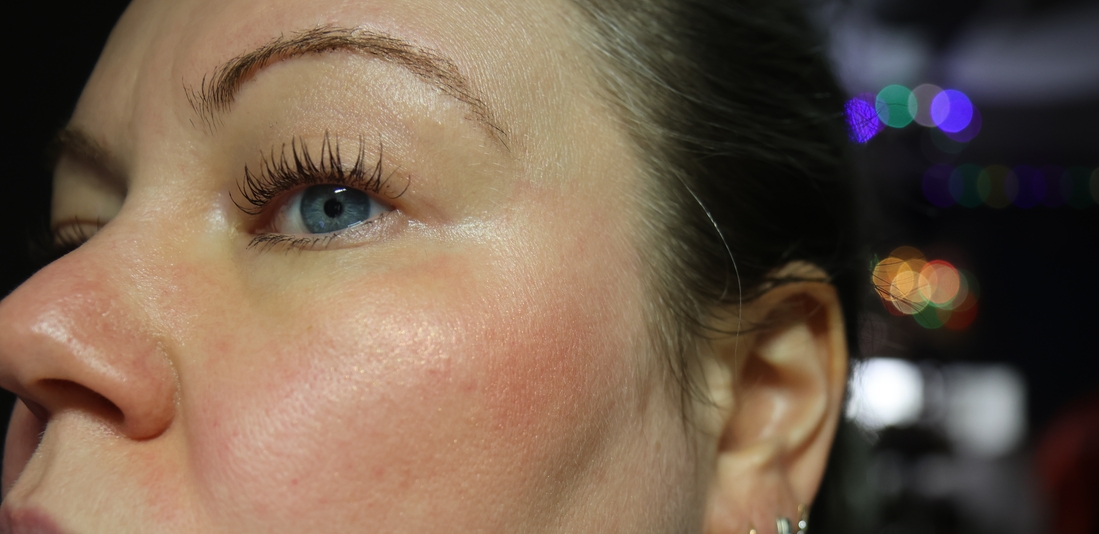 Нанесено плотнее на скулы