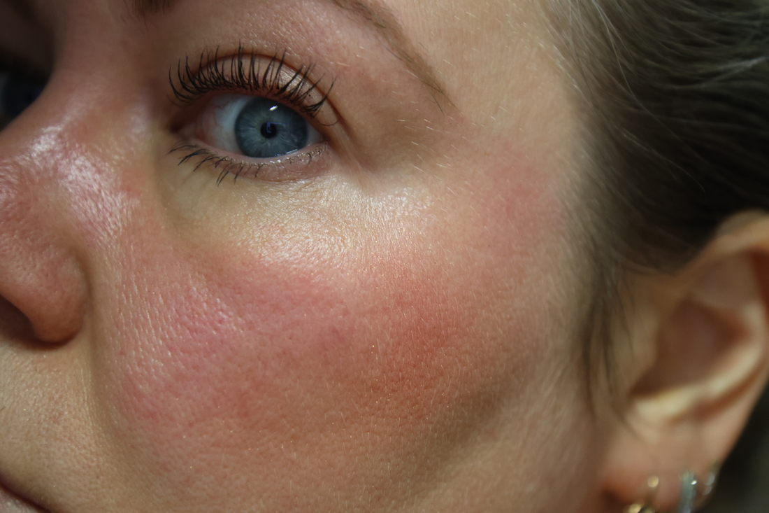 Нанесено плотнее на скулы