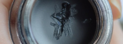 Кремовые тени Color Tattoo 24 hour от Maybelline New York № 60 Timeless Black  и гелеобразная подводка Essence gel eyeliner 01 midnight in Paris