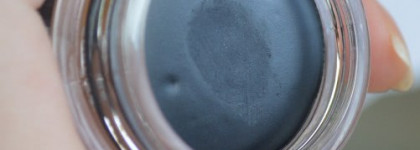 Кремовые тени Color Tattoo 24 hour от Maybelline New York № 60 Timeless Black  и гелеобразная подводка Essence gel eyeliner 01 midnight in Paris