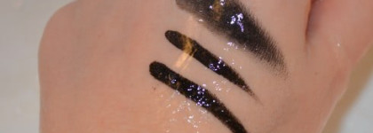 Кремовые тени Color Tattoo 24 hour от Maybelline New York № 60 Timeless Black  и гелеобразная подводка Essence gel eyeliner 01 midnight in Paris