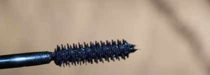 Роковая женщина в Туши для ресниц Avon Super Drama Mascara цвет Black