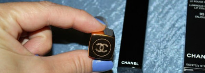 Насыщенная губная помада    Chanel Rouge Allure Luminous Intense Lip Colour  в оттенке 95 Enjouée