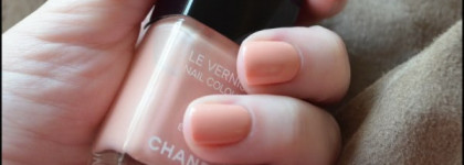 Нежность на руках. Два нюда Chanel