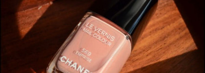 Нежность на руках. Два нюда Chanel