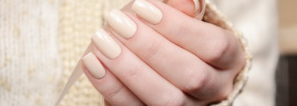 OPI My Vampire Is Buff