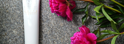 Два средства для локонов: Nyce и Living Proof