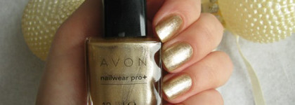 Претендент на новогодний маникюр - Avon Golden Vision