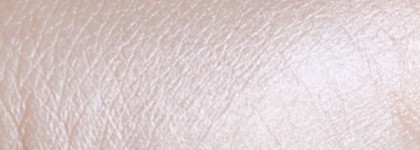 Essence Soo Glow! Cream to Powder Highlighter  в оттенках 10 look on the bright side и 20 bright up your life