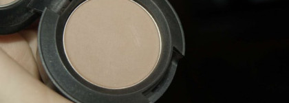 Для скульптурирования я использую MAC Eye shadow Wedge