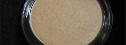 Essence Twilight Breaking Dawn Collection Part 2 Shimmer powder 01 Bella's secret (добавлены свотчи на лице)