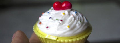 Вкусная штучка Holika Holika Dessert time Lip Balm 03 Peach Cup cake